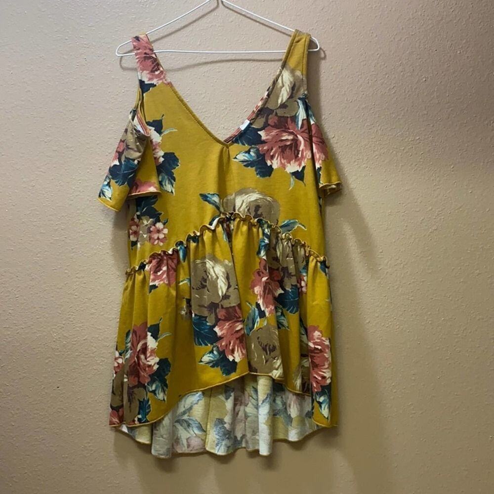 CY fashion boutique ruffle cold shoulder top small